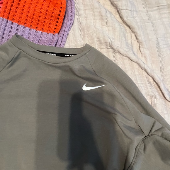 nike! green running top!! - Picture 3 of 5